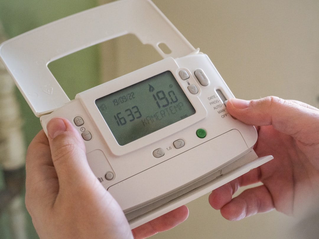 Hand adjusting thermostat energy saving